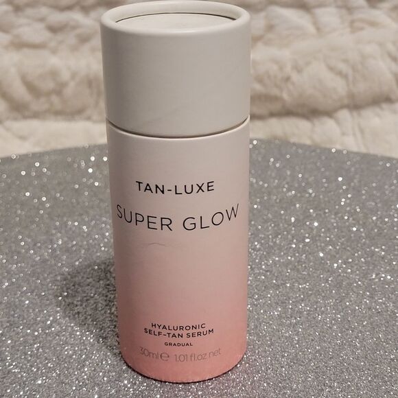 Tan-Luxe Super Glow Hyaluronic Self Tan Serum for a Gradual Tan Face Neck New - Picture 2 of 12